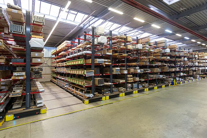 [Translate "Niederlande"] Die doppelseitigen Kragarmregale sind auf robusten Verfahrwagen montiert. Diese werden elektronisch angetrieben.