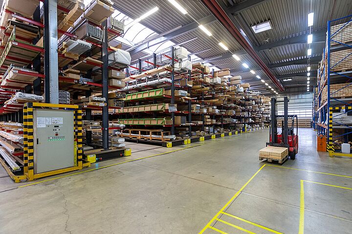 [Translate "Niederlande"] Kompakte Regalanlage mit elektronischer Steuerung zum Bewegen der Verfahrwagen.